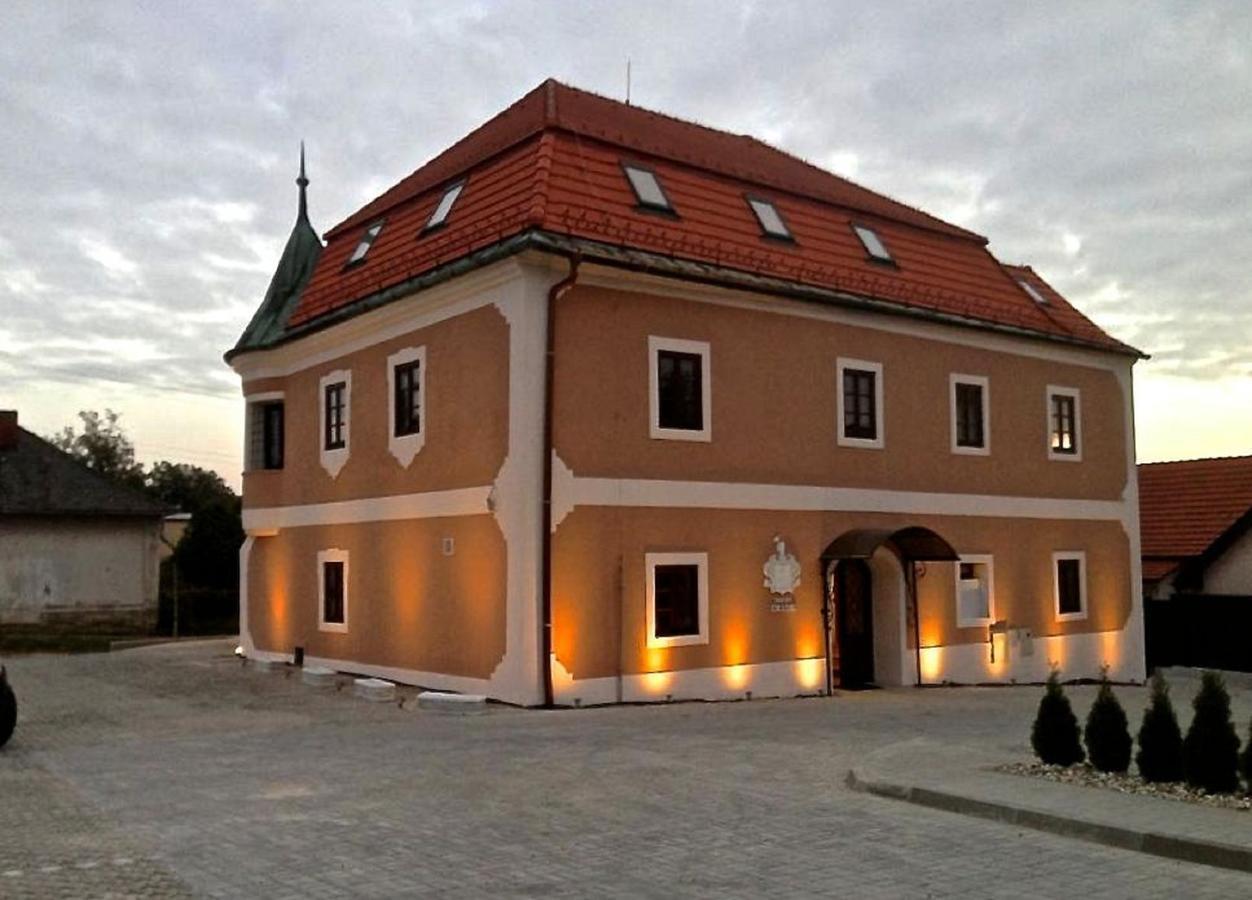 Kastiel Ottlyk Hotel Bánovce nad Bebravou Zewnętrze zdjęcie